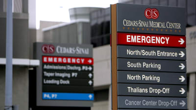 Skyltar utanför sjukhuset Cedars-Sinai i Los Angeles
