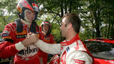 Sebastien Loeb gratulerar Marcus Grönholm till segern i det japanska VM-rallyt 2005.