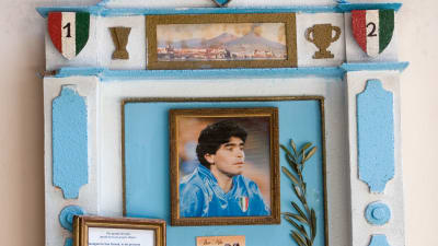 Ett fotbollsaltare för Maradona i Neapel