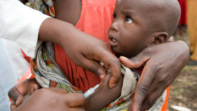FN-arbetare vaccinerar ett barn mot mässling i Kongo-Kinshasa