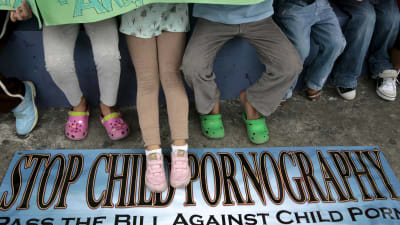 Barn deltar i en demonstration mot barnpornografi i Manila, Filippinerna i februari 2009