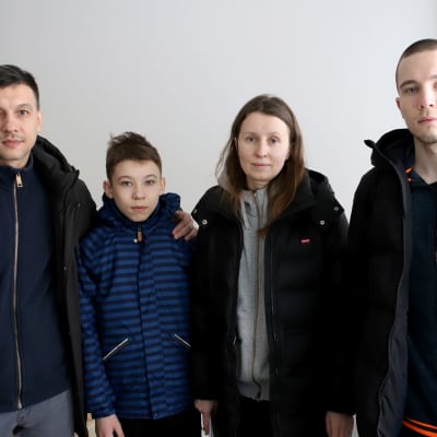 Ukrainalainen perhe, isä, äiti ja 2 poikaa. Perhe saapui Lahden vastaanottokeskuksen majoitukseen Nastolassa. Kuva saapumispäivältä.