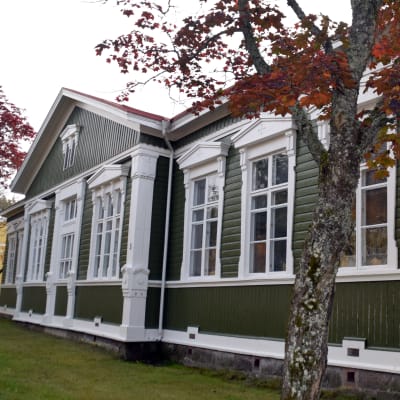 Gammalt grönt hus i Ekenäs där dagverksamheten finns.