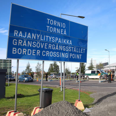 Gränsbevakningens bil på finsk-svenska gränsen i Torneå.