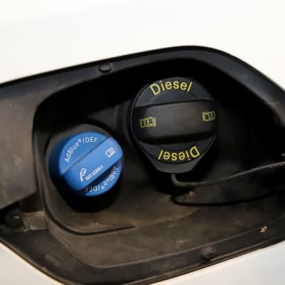 Diesel-auton polttoaineen tankkausluukku, vieressä adblue-lisäaineen täyttökorkki.