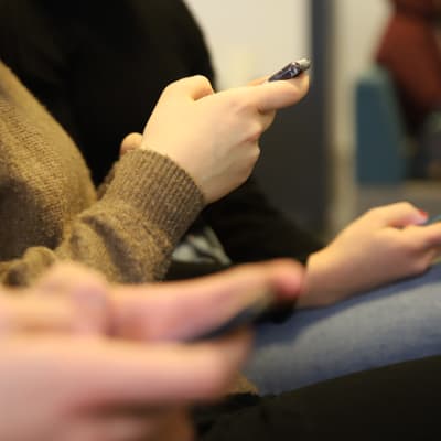 Pohjankartanon oppilaat katsovat Wilma-viestejä matkapuhelimesta