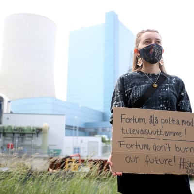 Kvinna demonstrerar mot Fortumägda energijätten Unipers planer att starta kolkraftverket Datteln 4 i Tyskland. 