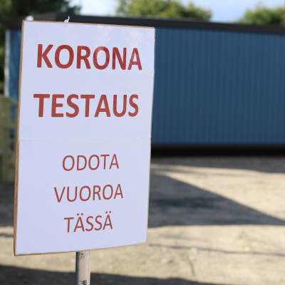 Kyltti, joka opastaa Torniossa Ruotsin rajalla olevaan koronatestauspisteeseen.
