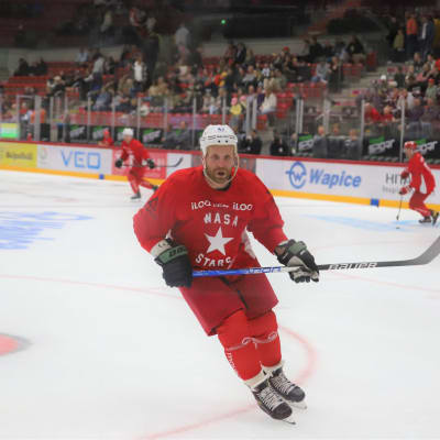 Leo Komarov värmer upp på isen.