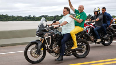 Brasiliens president Jair Bolsonaro åker motorcykel