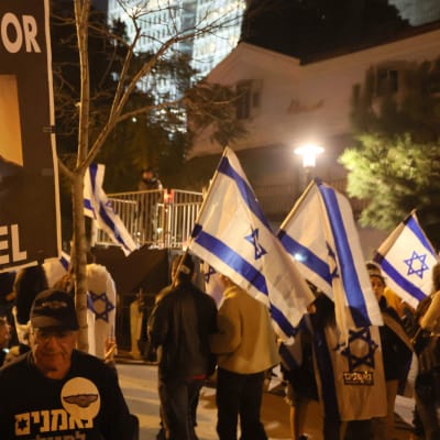  Israeler bär en affisch som representerar premiärminister Benjamin Netanyahu.