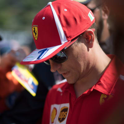 Kimi Räikkönen skriver autografer i Monaco 2018.