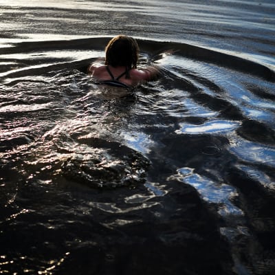 En kvinna simmar.