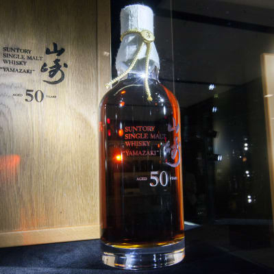 En flaska 50-årig japansk whiskey som såldes för 202 500 euro. 