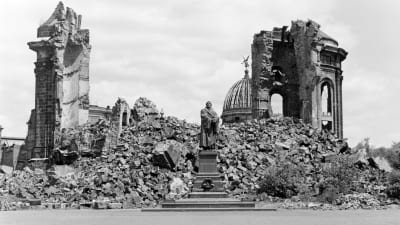 Frauenkirche i Dresden i ruiner 1945 efter de allierades bombningar  