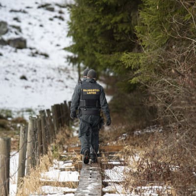 Rajavartijat valvomassa itärajaa Lappeenrannassa Suomen ja Venäjän välisellä rajalla