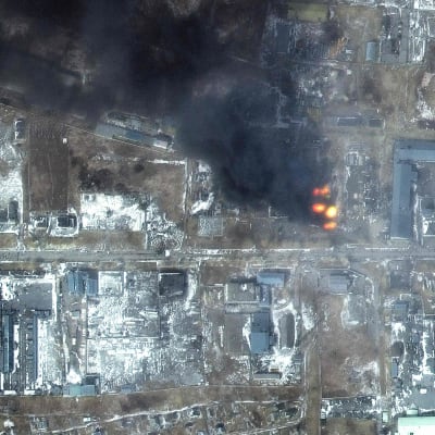 Satelliittikuva Mariupolin teollisuusalueella käynnissä olevasta tulipalosta 12. maaliskuuta.