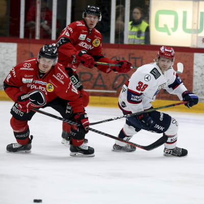 Wiljami Myllylä i HIFK mot Ässäts Aleksi Rekonen.