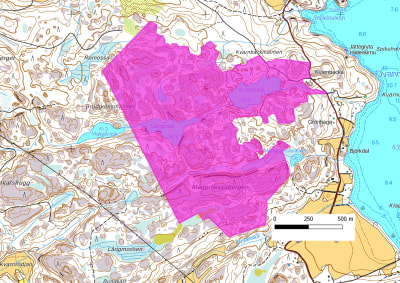 En karta som med ljusröd färg visar den del av skogarna vid Kvarnträsk-Långträsk i Ovanmalm i Tenala som arbetsgruppen för naturskog tycker borde skyddas.