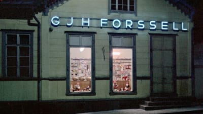 GJH Forssells butik i Lovisa. Julfönster med tomtar. Aatos Åkerblom fotade.