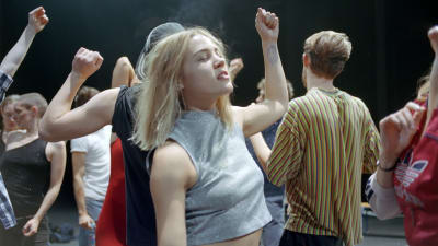 En samling av dansande ungdomar i Giséle Viennes dansföreställning Crowd.
