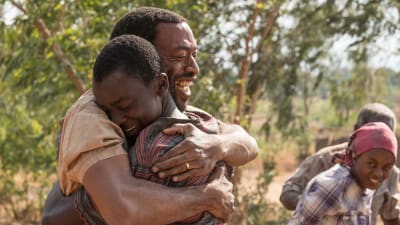 Chiwetel Ejiofor och Maxwell Simba i filmen The Boy who Harnessed the Wind.