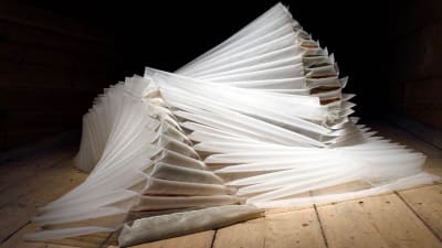 Deepa Panchamia: Syksy, tekstiiliveistos (2007)