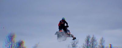 Emil Hertén hoppar högt på banan med sin snöskoter.