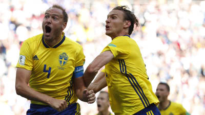 Andreas Granqvist och Albin Ekdal jublar