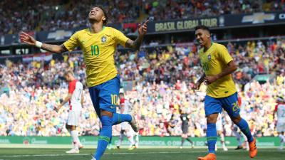 Neymar jublar efter sitt mål mot Kroatien.