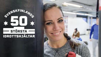 Eva Wahlström poserar vid boxningssäck.