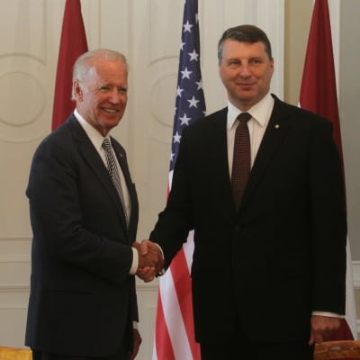 USA:s vicepresident Joe Biden och Lettlands president Raimonds Vejonis
