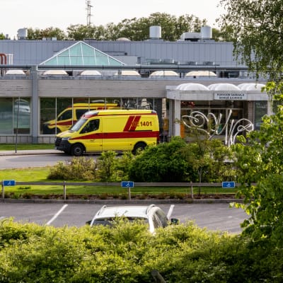 Ambulans utanför Borgå sjukhus.