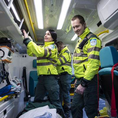 Ensihoitajia ambulanssissa. 
