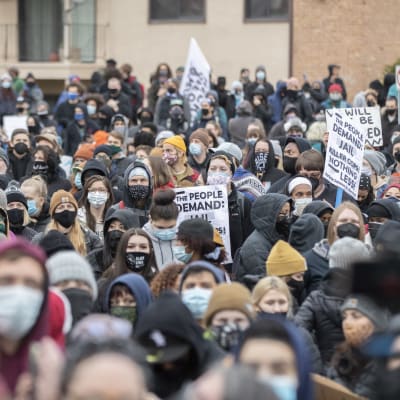 Hundratals människor protesterar i Brooklyn Center efter att en polis skjutit en svart man av misstag.