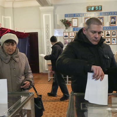 Folk röstar i parlamentsvalet i östra Ukraina 2. november 2014.