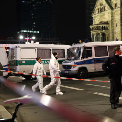 Lastbil körde in i folkmassa i Berlin den 19 december 2016. Minst 12 personer dog.