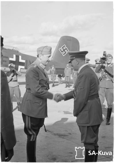 C.G.E. Mannerheim skakar hand med Adolf Hitler under Mannerheims 75-årsdag den 4 juni 1942.
