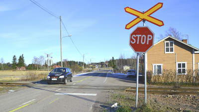 Bil kör över en plankorsning vid Skinnarbyvägen i Lovisa.