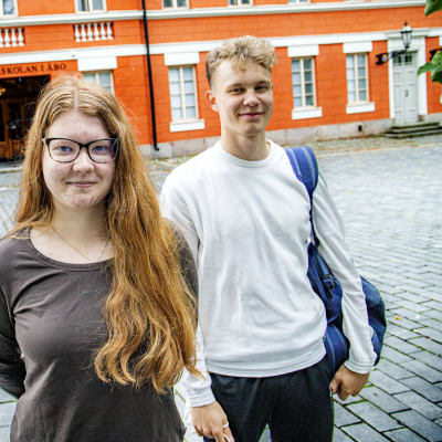Tre abiturienter utanför Katedralskolan i Åbo. 