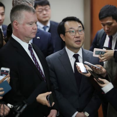 USA:s Nordkoreasändebud Stephen Biegun (till vänster) och Sydkoreas chefsförhandlare i Nordkoreafrågor Lee Do-hoon (i mitten) besvarade journalisters frågor efter sitt möte i Seoul den 21 december. 