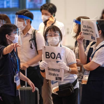 Olympiavieraita otetaan vastaan Tokion lentokentällä.