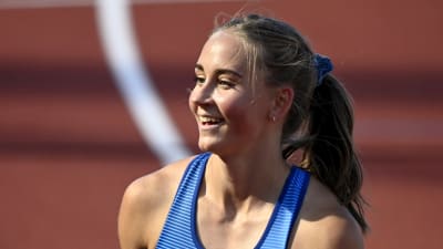 Viivi Lehikoinen på en löpbana. 