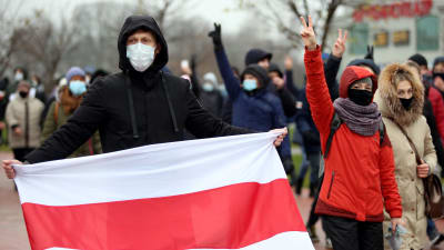 Oppositionsanhängare tågade längs gatorna på tiotals olika platser i Minsk på söndagen. 