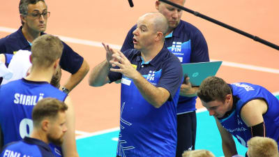 Joel Banks ger råd till spelarna.