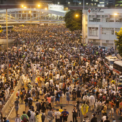 Tusentals människor demonstrerar för demokrati i Hong Kong.