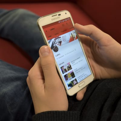En pojke tittar på youtubaren Lakkos Youtubekanal.