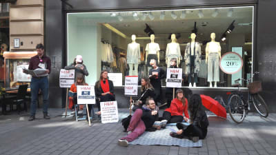 Demonstration framför H&M i Helsingfors centrum.