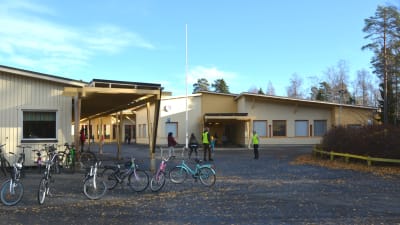 Cyklar och elever framför Gerby skola. 