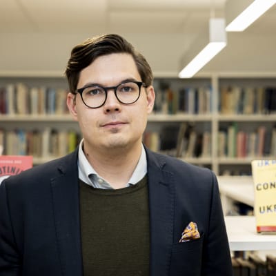 Johtava tutkija Matti Pesu Ulkopoliittisesta instituutista kuvattuna Ulkopiliittisen instituutin kirjastossa.
